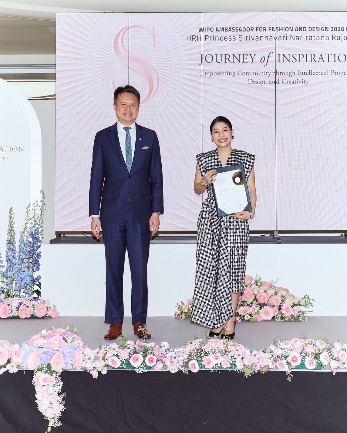 องค์การทรัพย์สินทางปัญญาโลก หรือ WIPO ทูลเชิญ สมเด็จพระเจ้าลูกเธอ เจ้าฟ้าสิริวัณณวรี นารีรัตนราชกัญญา ดำรงตำแหน่ง &ldquo;ทูตด้านแฟชั่นและการออกแบบ&ldquo;เป็นพระองค์แรกขององค์การ  วันที่ 28 พฤษภาคม พ.ศ. 2569 สมเด็จพระเจ้าลูกเธอ เจ้าฟ้าสิริวัณณวรี นารีรัตนราชกัญญา เสด็จไปยังอาคารสำนักงานใหญ่ องค์การทรัพย์สินทางปัญญาโลก (World Intellectual Property Organization) หรือ WIPO นครเจนีวา สมาพันธรัฐสวิส พระราชทานพระวโรกาสให้ นายดาเรน ทัง ผู้อํานวยการใหญ่องค์การทรัพย์สินทางปัญญาโลก กล่าวสดุดีเทิดพระเกียรติ 