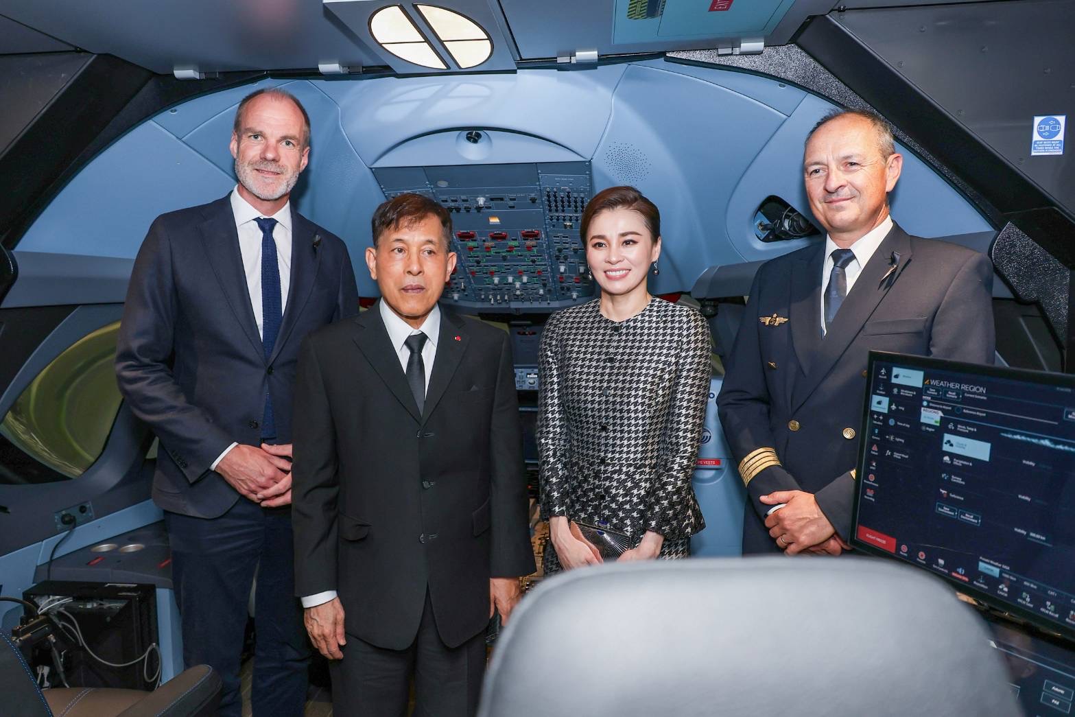 พระบาทสมเด็จพระเจ้าอยู่หัว และสมเด็จพระนางเจ้า ฯ พระบรมราชินี เสด็จพระราชดำเนินโดยรถยนต์พระที่นั่ง ถึงศูนย์ฝึกนักบินบริษัทแอร์บัส  (Airbus   Pilot  Training  Centre) 