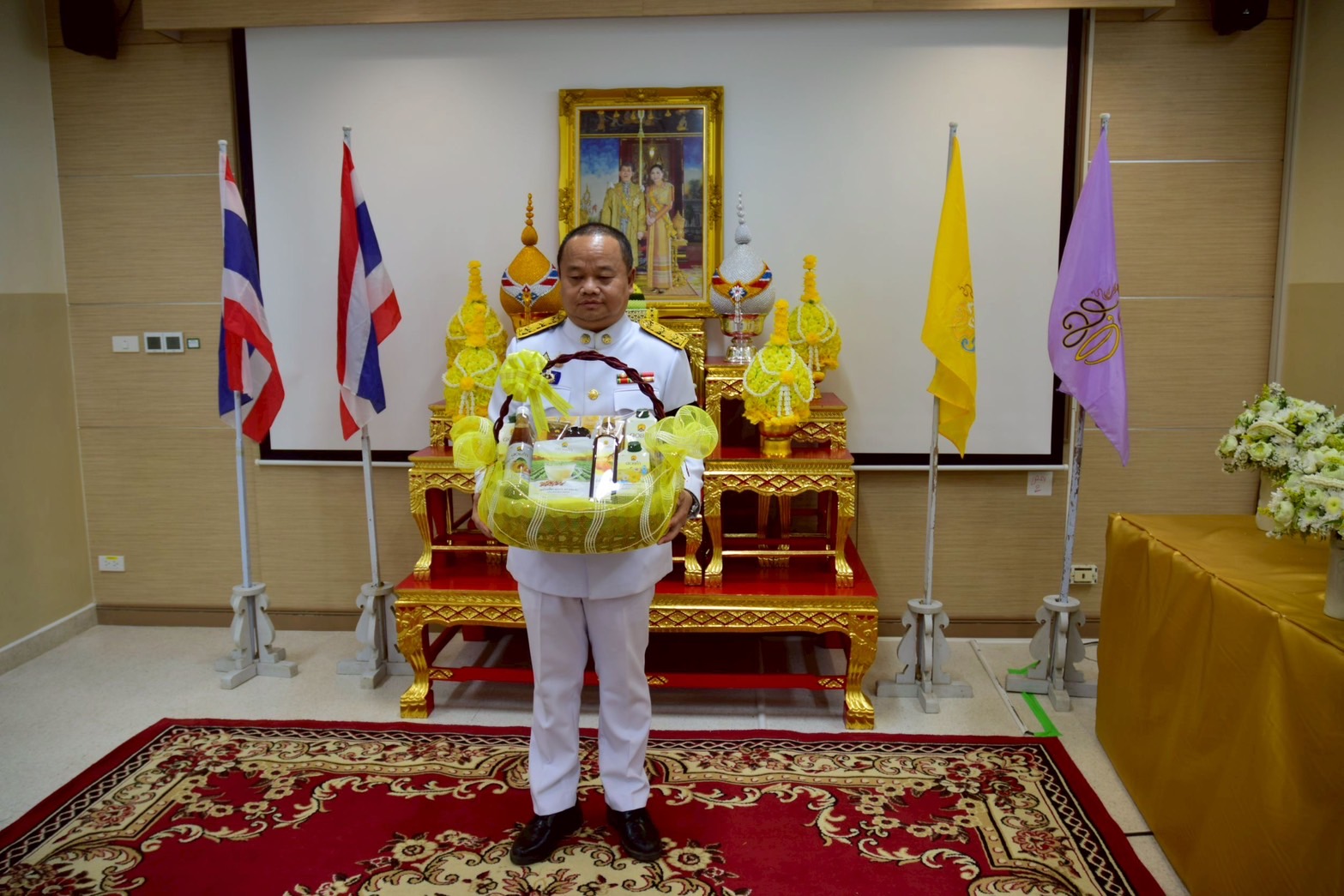 พระบาทสมเด็จพระเจ้าอยู่หัว โปรดเกล้าฯ พระราชทานสิ่งของมอบขวัญและกำลังใจแก่พระภิกษุที่ได้รับบาดเจ็บจากเหตุการณ์รถกระบะพุ่งชนคณะพระธุดงค์ที่จังหวัดมุกดาหาร 