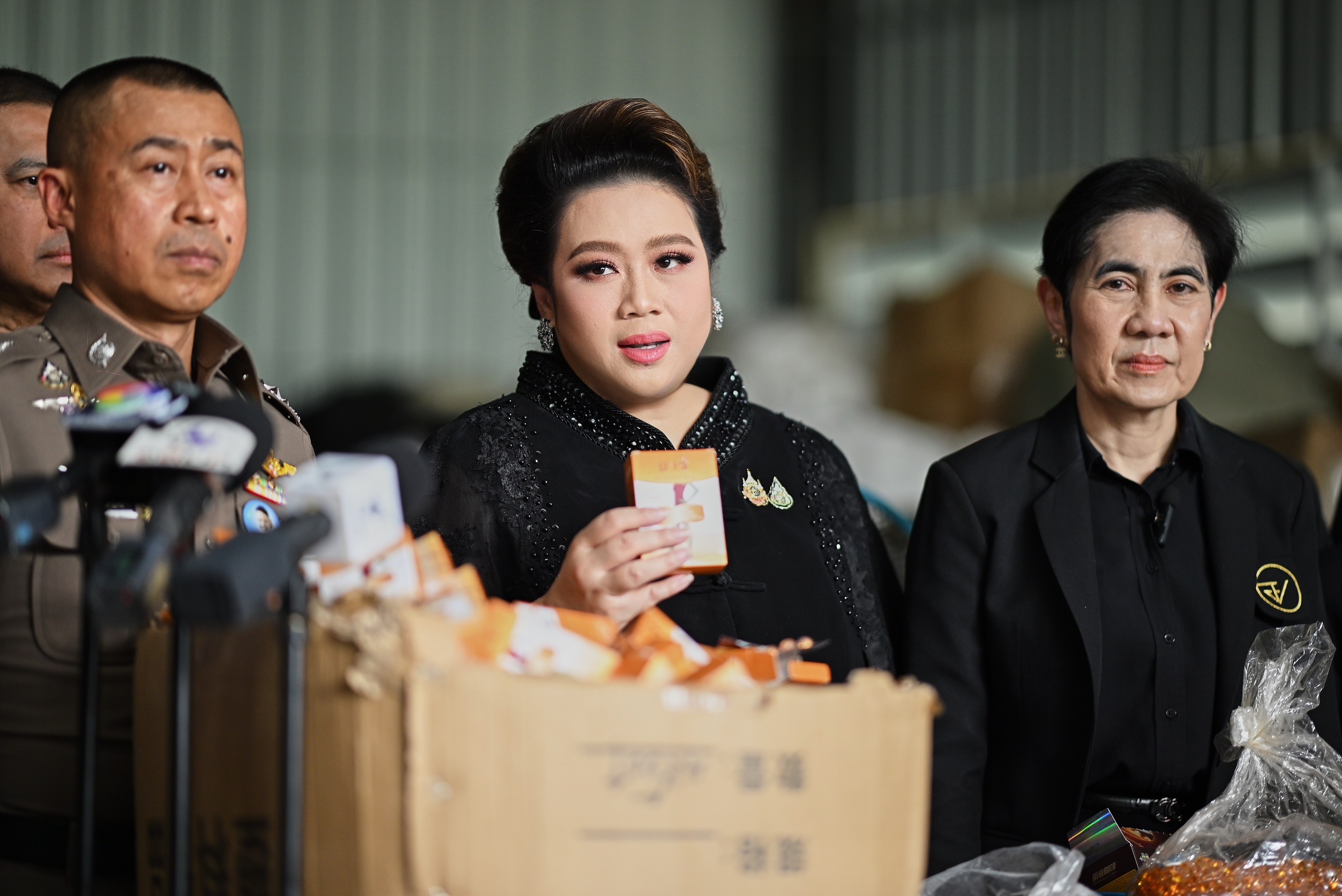 &ldquo;ศุภมาส&rdquo; ผนึก สคบ.-ตร.-อย. ทลายโกดังยาลดอ้วนมรณะ"! ไร้ อย. ยึดของกลางกว่า 10,000 ชิ้น มูลค่ากว่า 3 ล้านบาท 