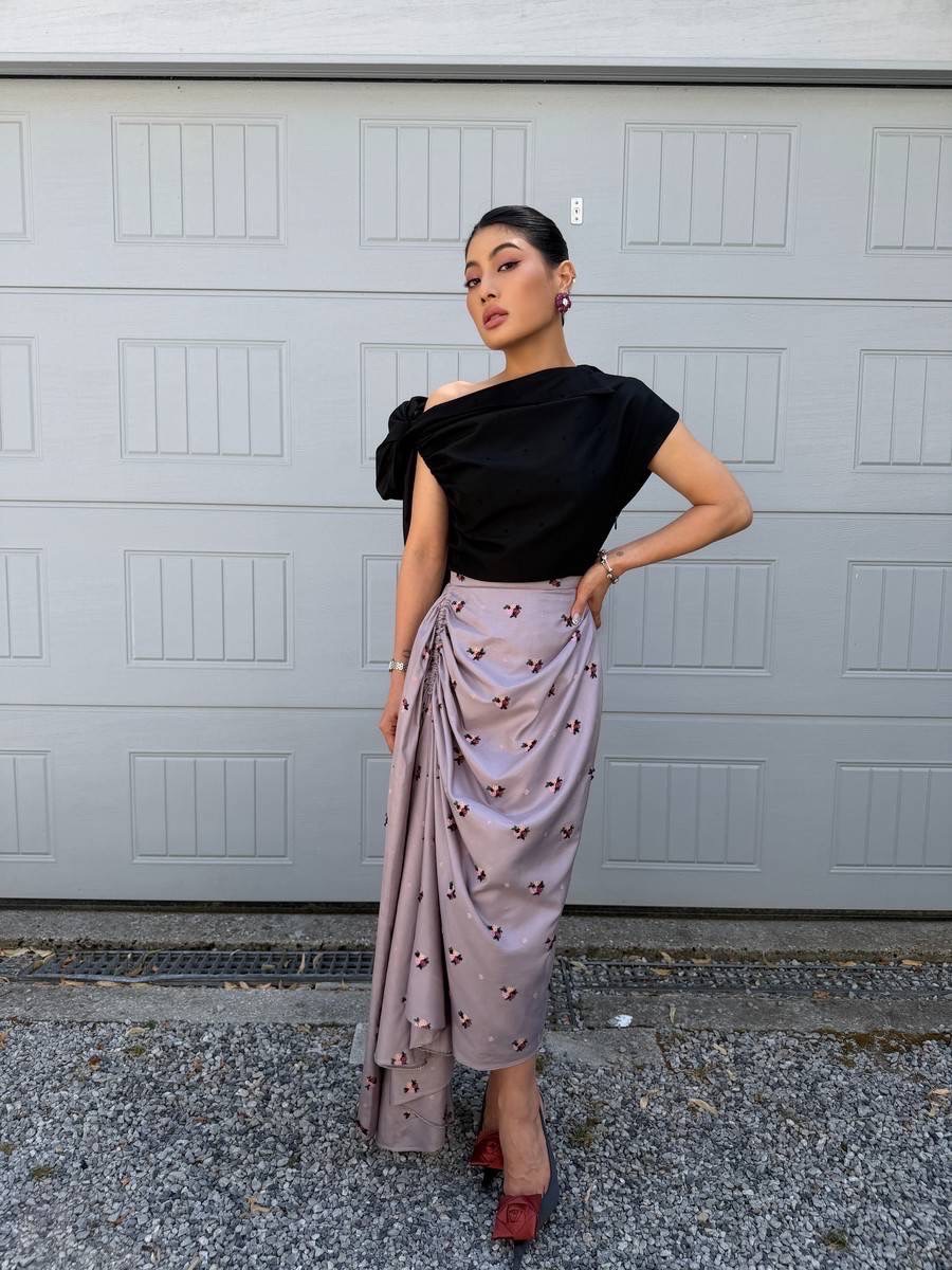 สมเด็จพระเจ้าลูกเธอ เจ้าฟ้าสิริวัณณวรี นารีรัตนราชกัญญา เสด็จงานแฟชั่นโชว์ Christian Dior Couture Fall-Winter 2026 ณ กรุงปารีส ประเทศฝรั่งเศส ทรงฉลองพระองค์ชุดเดรสที่ถูกถ่ายทอดความงามผ่านองค์ประกอบของเสื้อผ้าไหมจับเดรปสีดำบริเวณช่วงไหล่และลำตัว