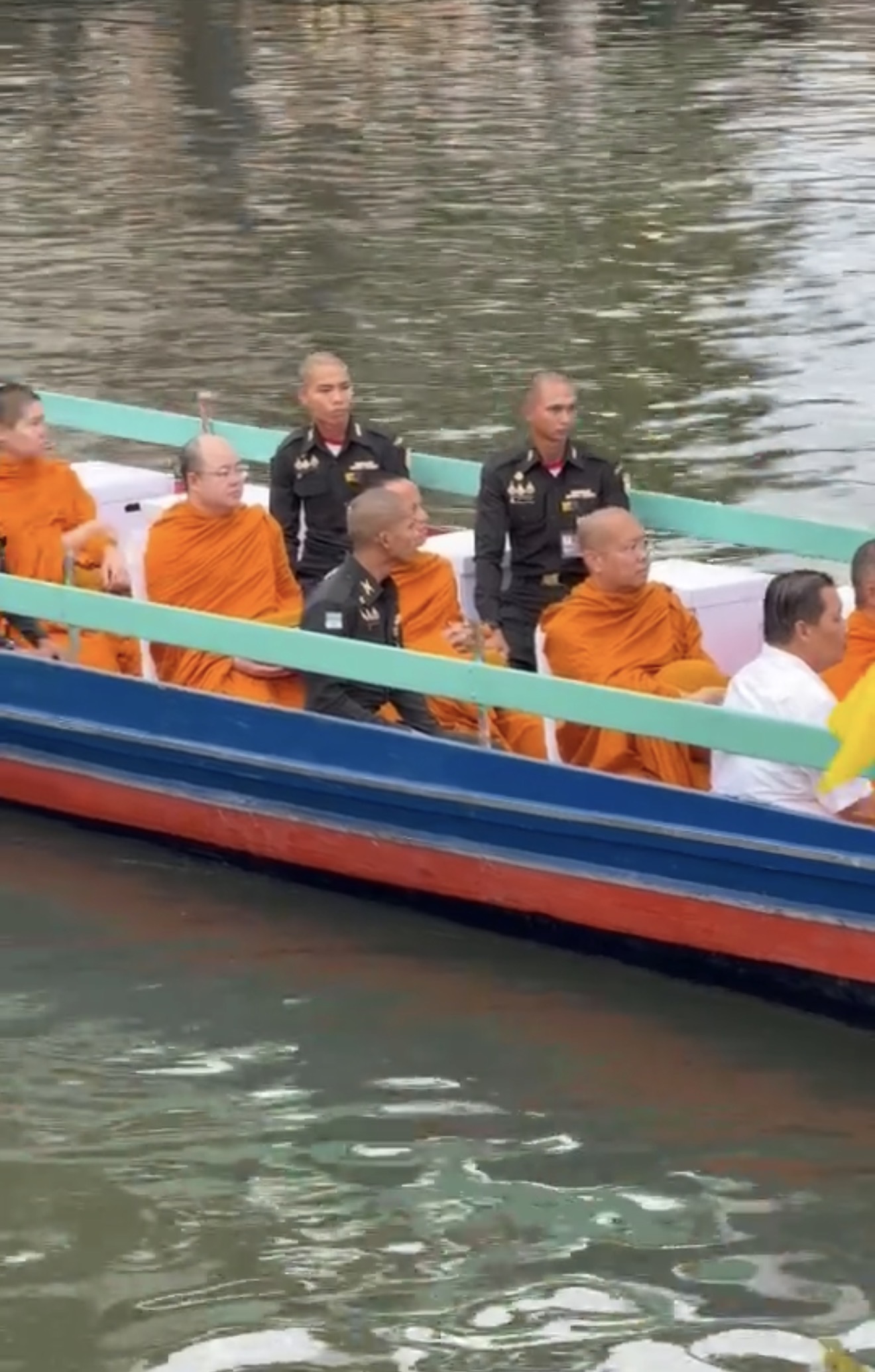 (26 ก.ค. 69) บรรยากาศประชาชนเตรียมทำบุญตักบาตรทางเรือถวายเป็นพระราชกุศล แด่พระบาทสมเด็จพระเจ้าอยู่หัว ในกิจกรรมเฉลิมพระเกียรติ &ldquo;สายน้ำแห่งชีวิต ใต้ร่มพระบารมี สืบสานวิถีรัตนโกสินทร์&ldquo; โครงการพระราชดำริ ตามพระราโชบาย ณ สวนสาธารณะป้อมมหากาฬ เขตพระนคร กรุงเทพฯ