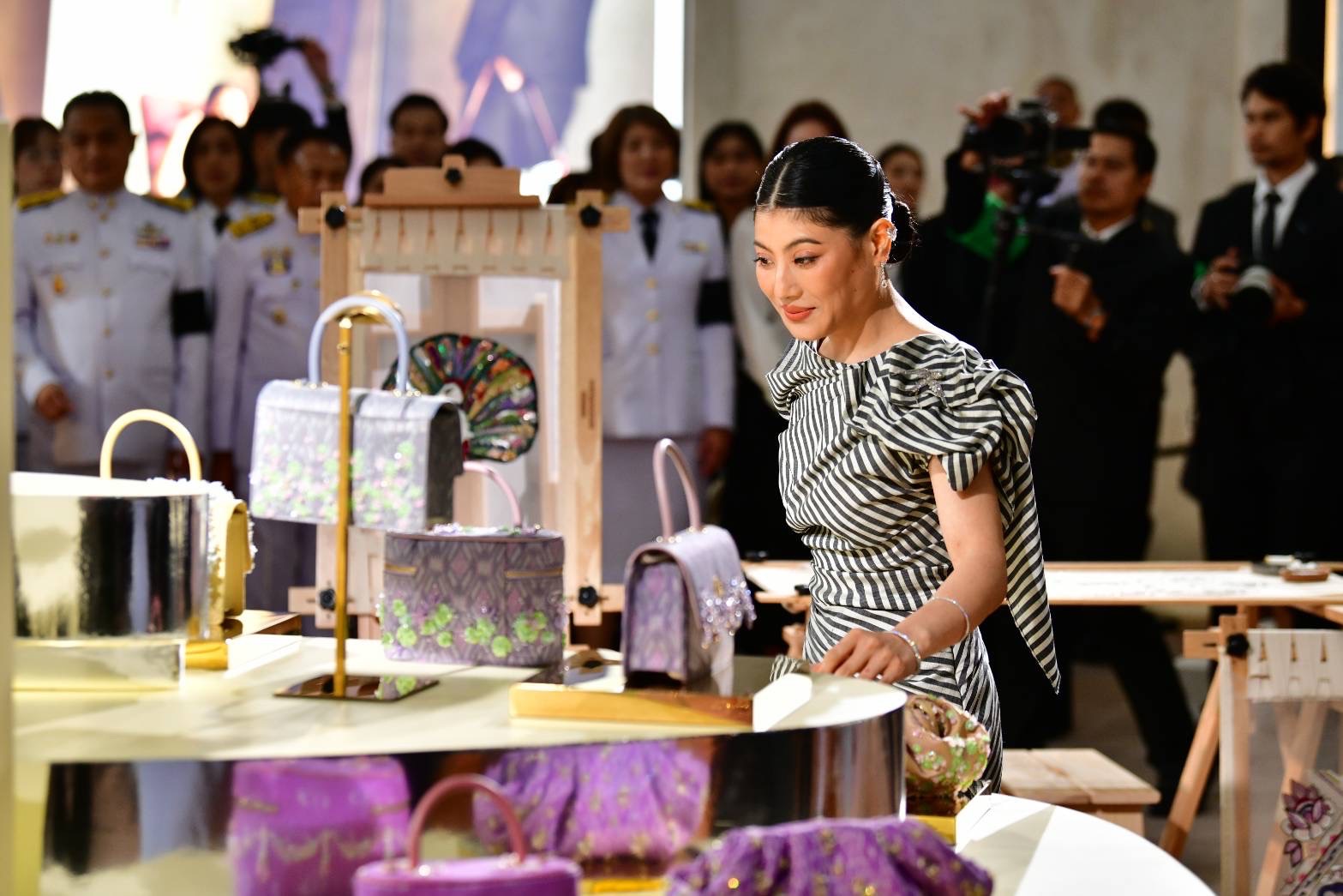 สมเด็จพระเจ้าลูกเธอ เจ้าฟ้าสิริวัณณวรี นารีรัตนราชกัญญา เสด็จไปทอดพระเนตรการจัดแสดงผลงานนิทรรศการ ภายใต้แนวคิดทุนทางวัฒนธรรม Legacy สาขาแฟชั่น &ldquo;การส่งเสริมภูมิปัญญาและหัตถศิลป์แห่งผ้าไทยผ่านมุมมองร่วมสมัย สู่งานฝีมือในโลกยุคปัจจุบัน&rdquo;    