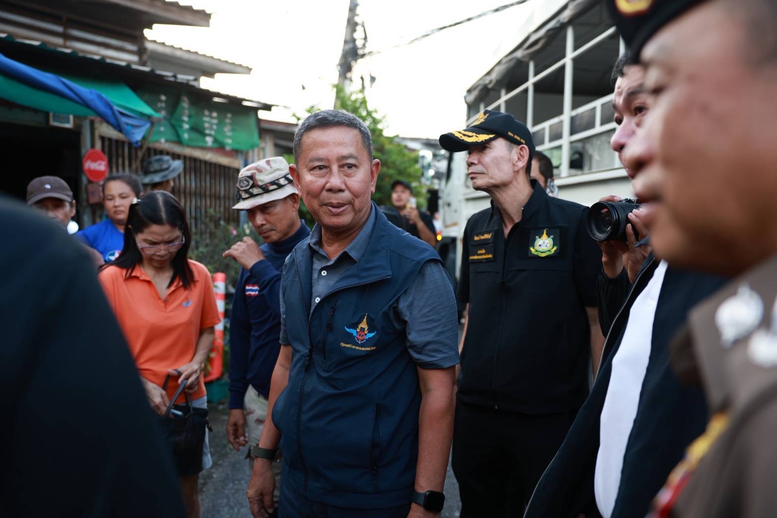 3 กระทรวงบูรณาการแก้น้ำท่วมฉะเชิงเทรา &ldquo;กลาโหม&ndash;ทรัพยากรฯ&ndash;มหาดไทย&rdquo; เร่งระบายน้ำ ควบคู่ดูแล&ndash;เยียวยาประชาชน ลงพื้นที่บางคล้า&ndash;ศูนย์พักพิงวัดหัวไทร
